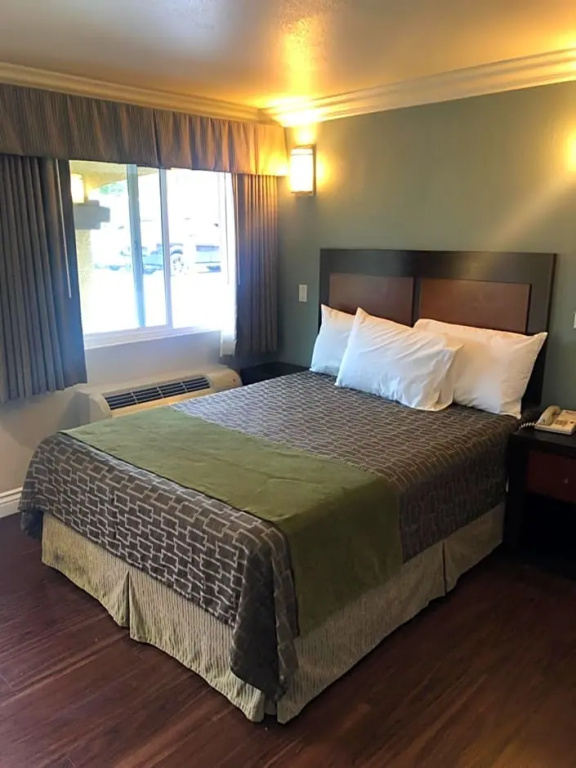 Deluxe Double room (full double bed)
