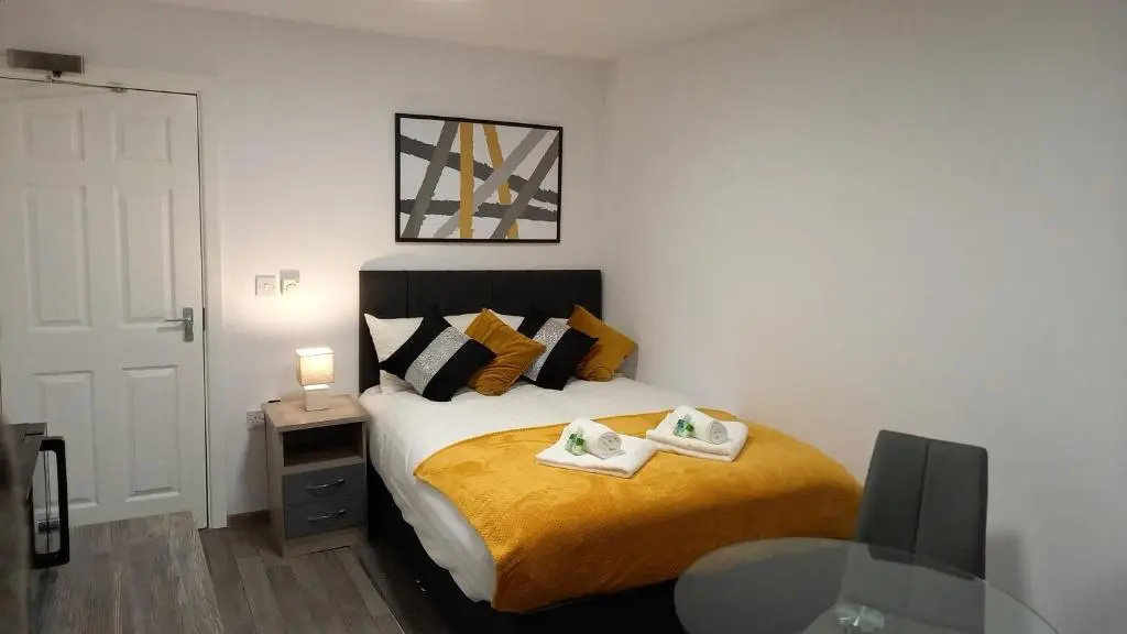 Contractor House - Beautifully decorated 4 en-suite bedrooms - Chadburn House by Your Lettings Peterborough