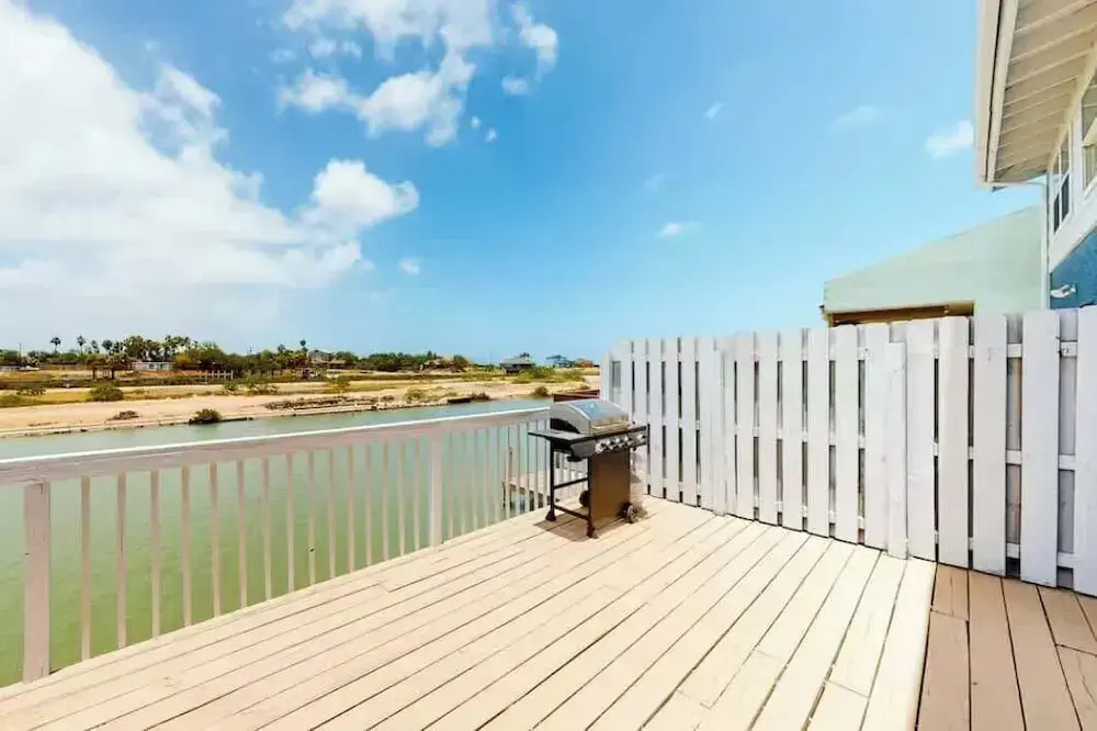 Cozy Waterfront With Deck
