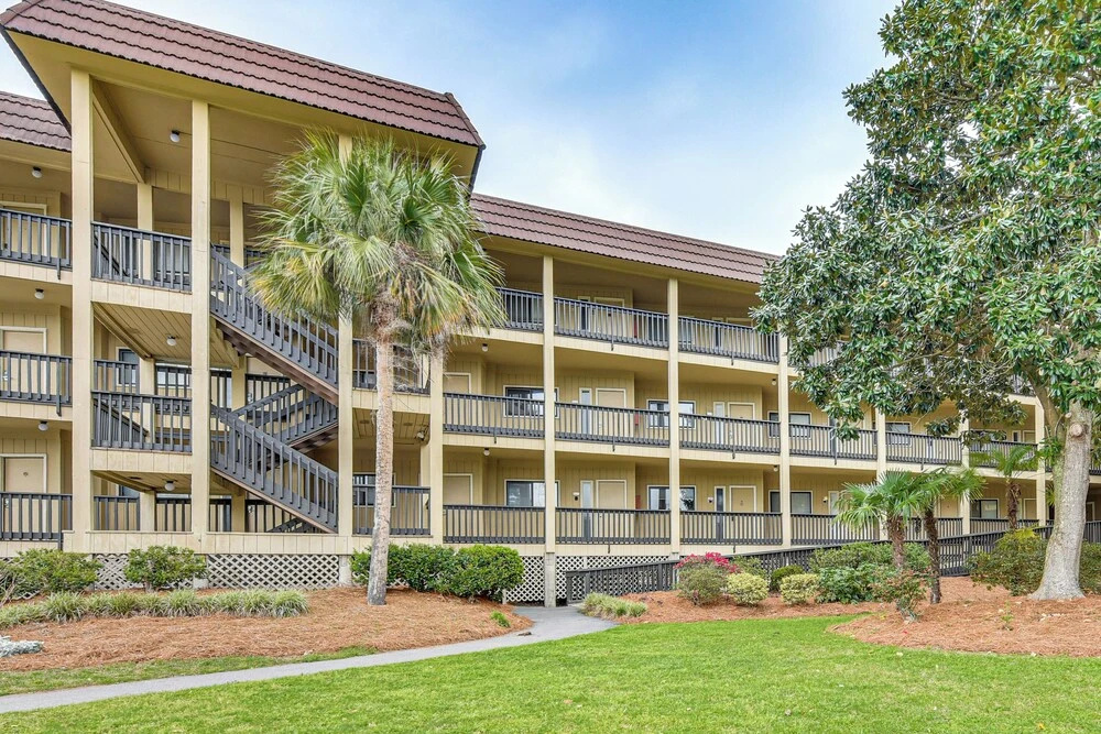 Poolside Bliss, Beach Strolls! Hilton Head Retreat
