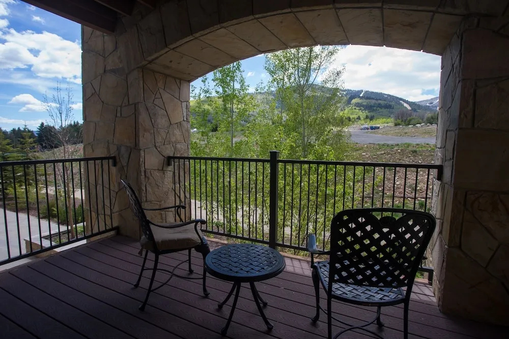Enormous Condo with Stunning Mountain Views by RedAwning - Save 20% on 7+ Nights!