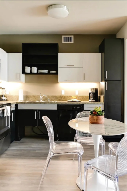 Walk to Venice Beach From a Sleek Apartment - Général