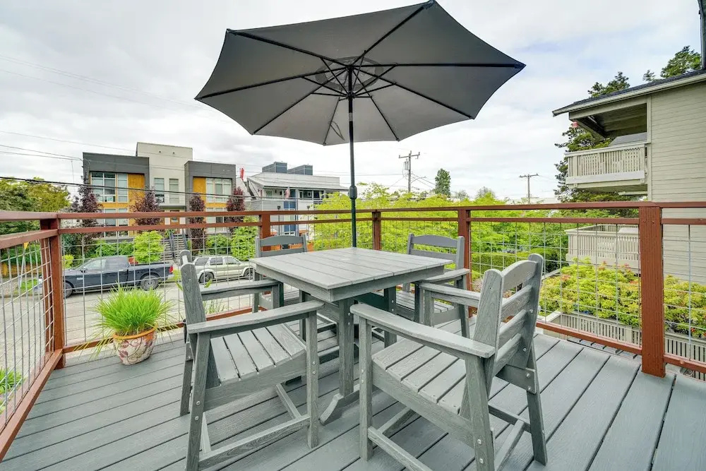2 Blocks to Beach Park: Cozy Seattle Townhome