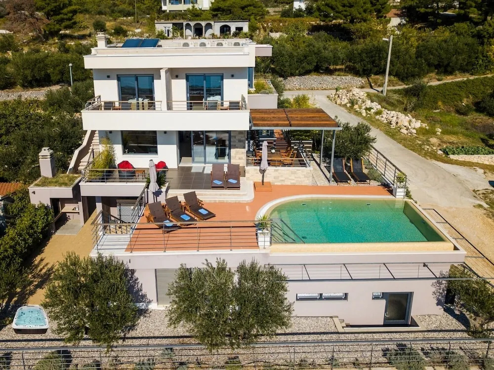 Last Minute Offer,heated Infinity Pool,sea and Mountain View,