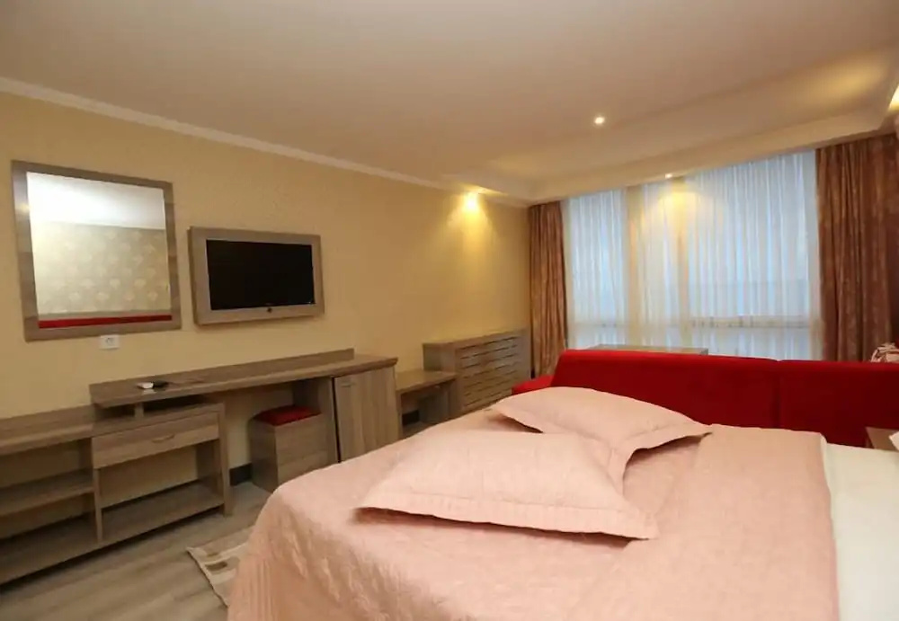 Suite with pool view