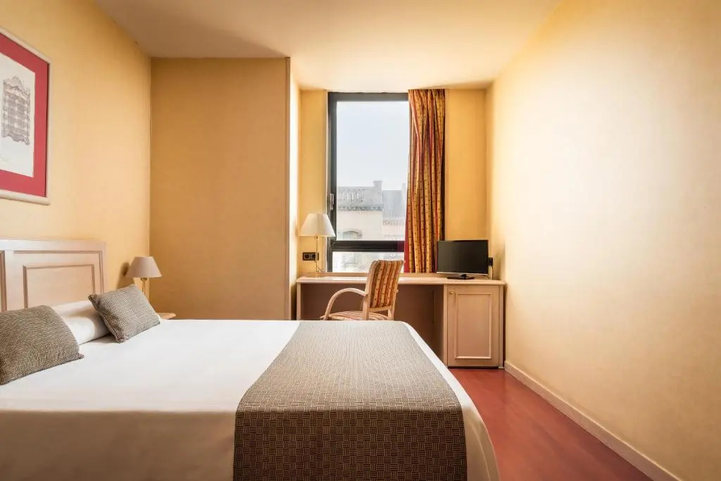 Double room with city view (full double bed)