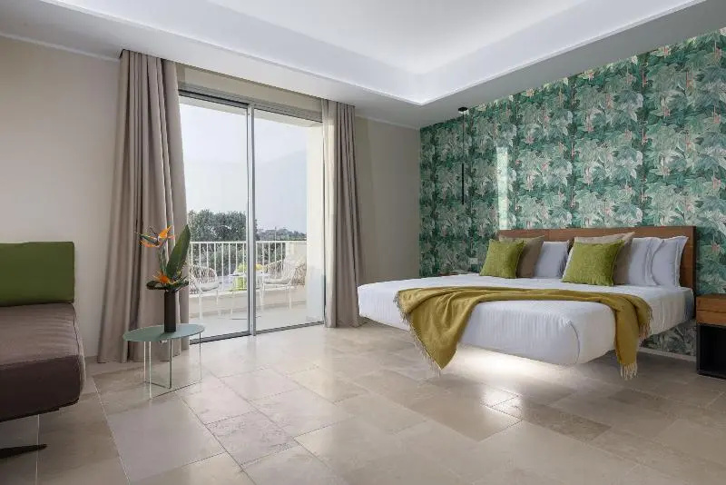 Premium Double room with private garden or balcony (full double bed)