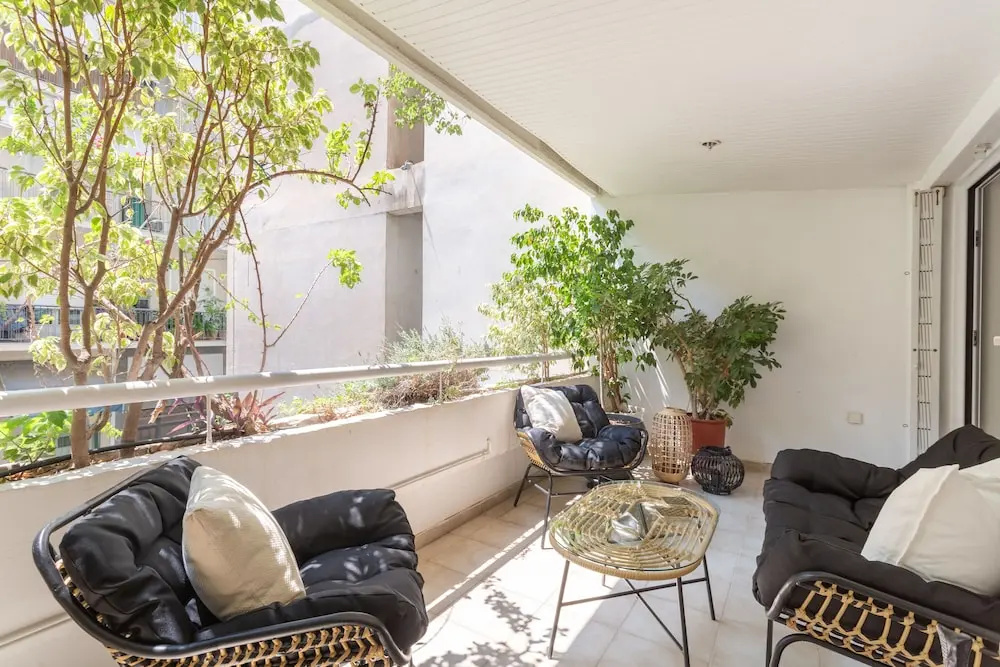 Fresh Detailed Stylish Apt at Acropolis