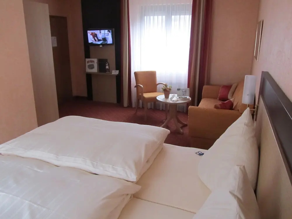 Classic Double room with garden view (full double bed)