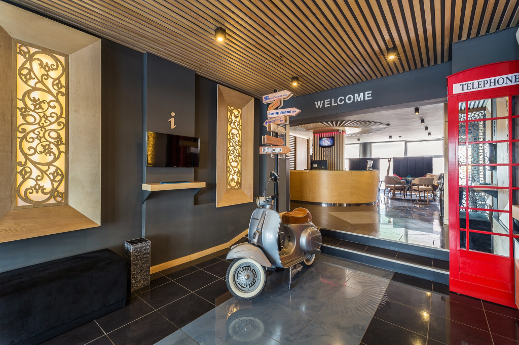 Lobby & Reception