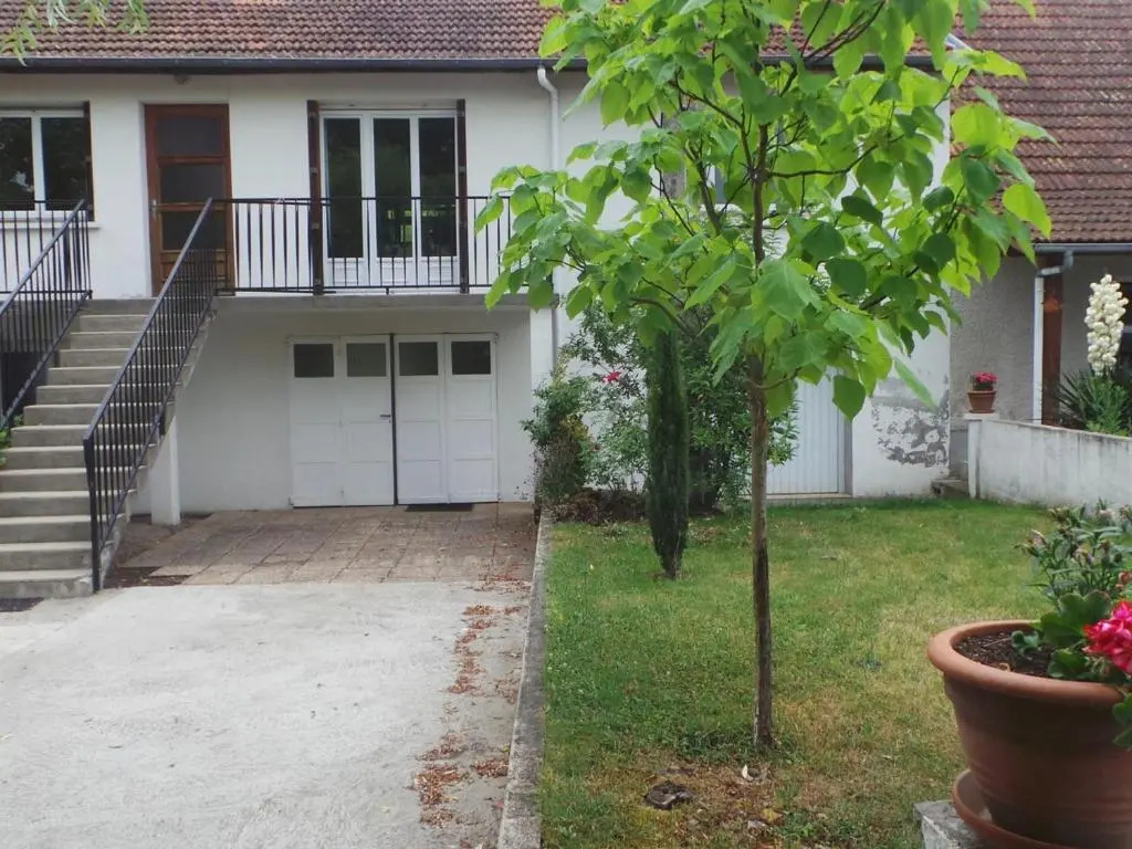 Gîte Creuzier-le-Neuf, 4 pièces, 6 personnes - FR-1-489-76