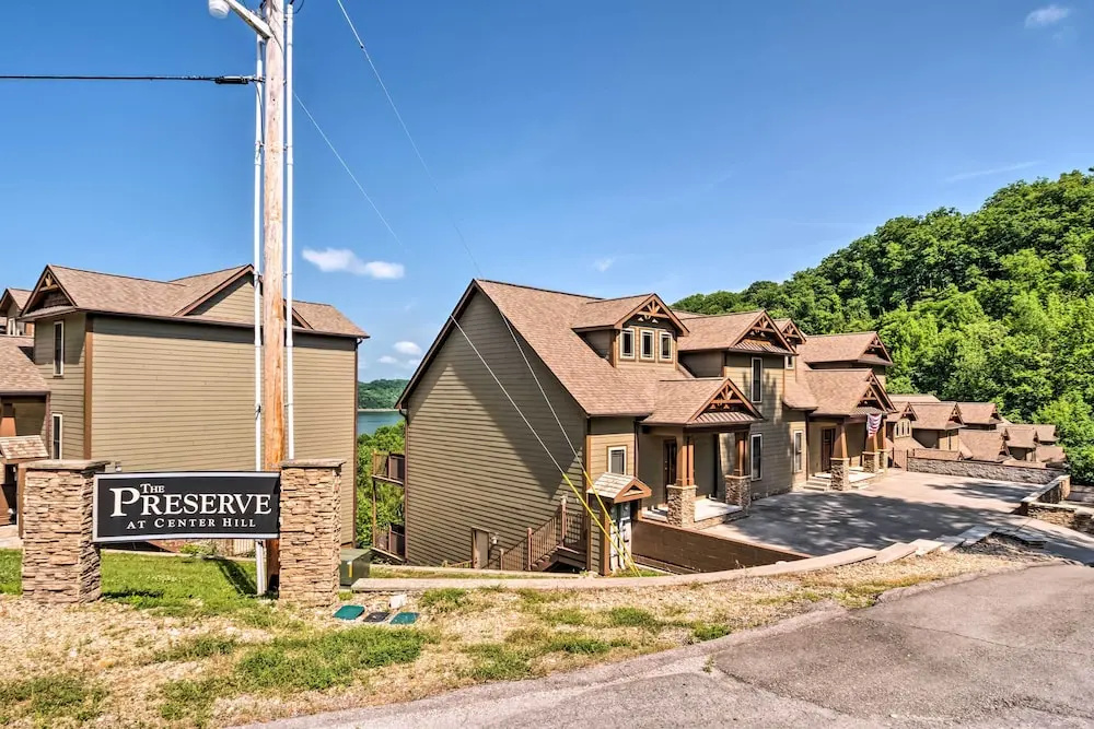Center Hill Lake Rental: Steps to Hurricane Marina