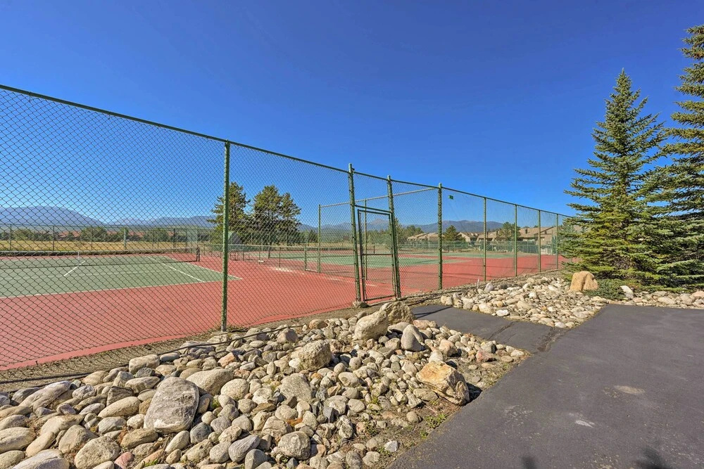 Cozy & Chic Mountain Condo w/ Community Perks