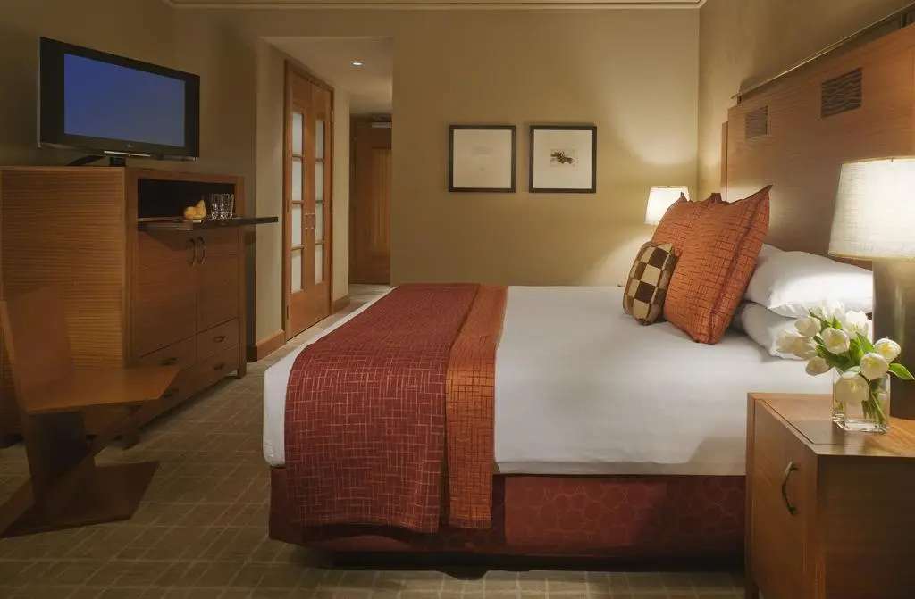 Corner Deluxe Double room (full double bed)