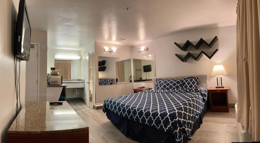 Americas Inn and Suite — 4