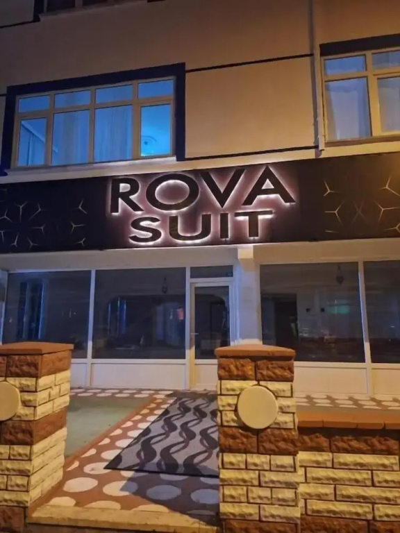 Rova Suit