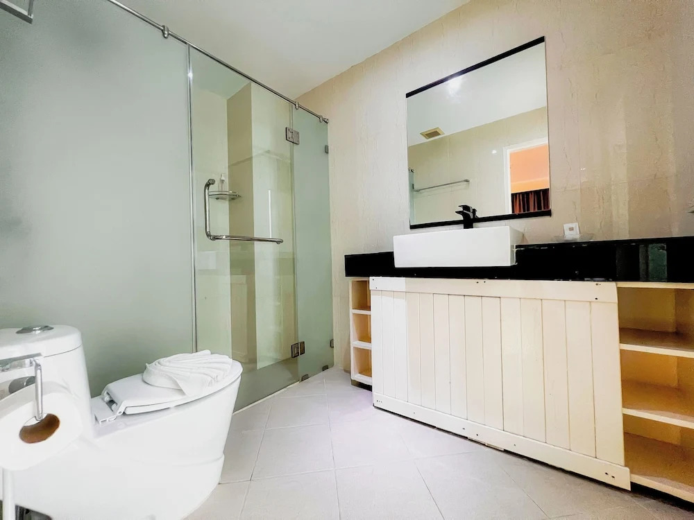Трёхместный люкс с 2 комнатами в Grand Sunset Hotel Phuket