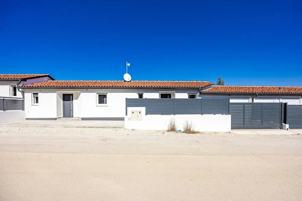 Cosy Apartment Near Rock Beach