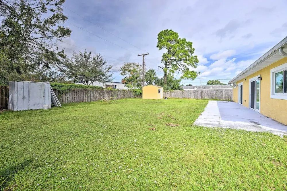 3 Mi to Dtwn Bradenton: Home w/ Yard!