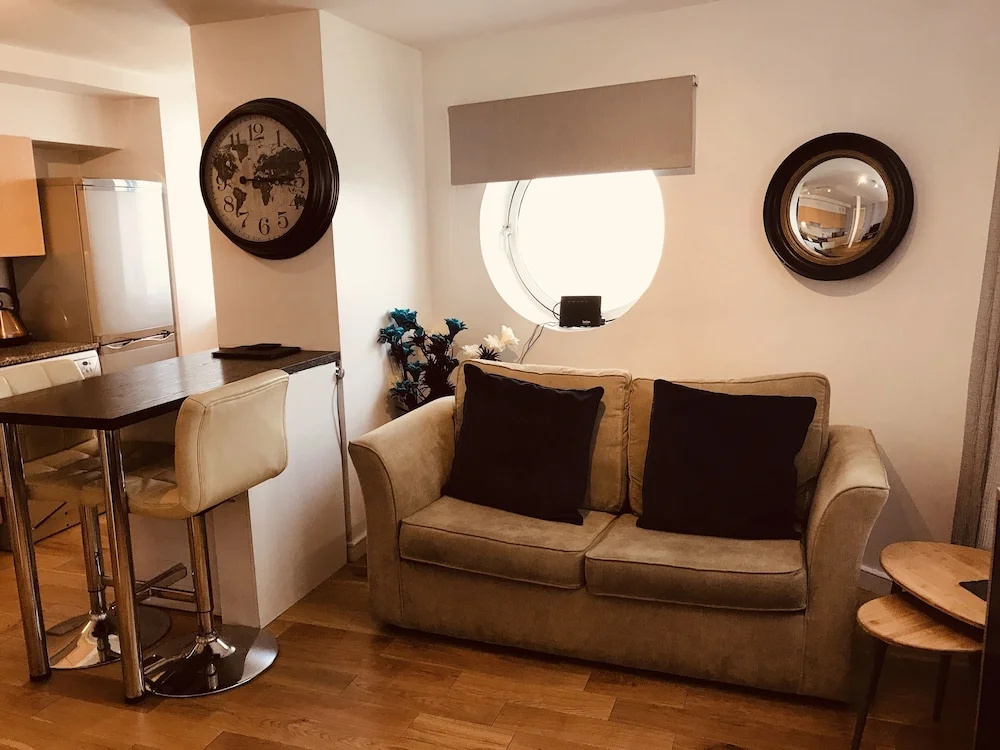 1 Bed Luxe Dockland Apartment - Free parking