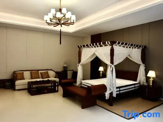 Presidential Suite with courtyard view
