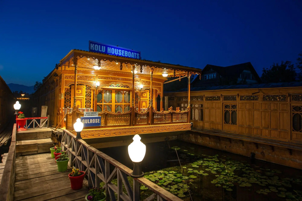 Sea Hawk Group Of Houseboat