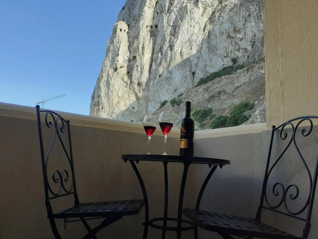 Bright and central 2 bedroom flat in Gibraltar