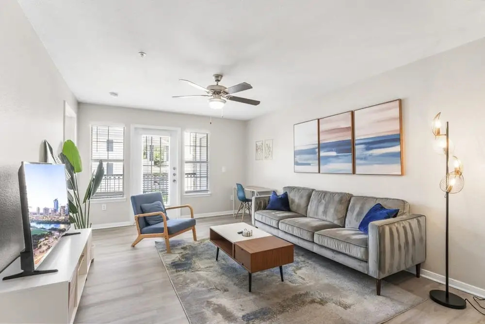Ideal 2BR King Suite w Gym Pool Close to Downtown