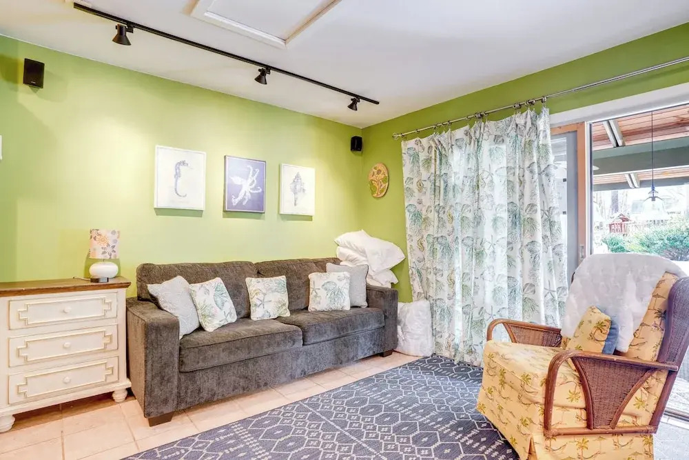 The White Elephant Inn Getaway w/ Pool & Hot Tub! — фото