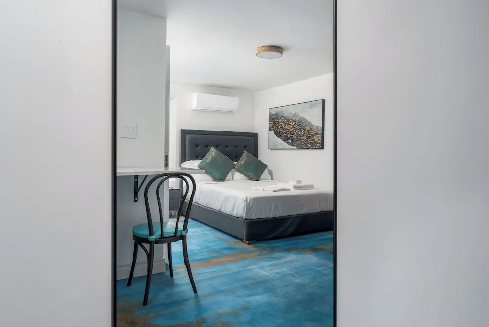 Plush Hotel