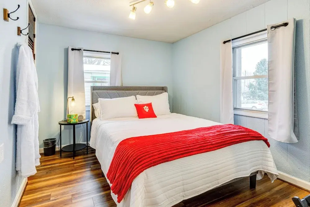 1 Mi to IU: Hoosier Home w/ Fire Pit & Fenced Yard — фото 5