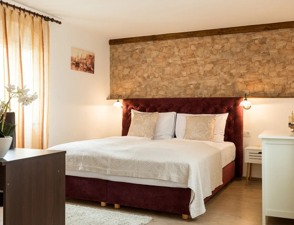 Standard Double room with city view (full double bed)