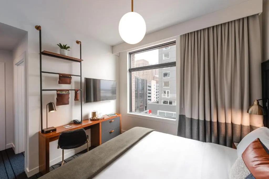 Double room with city view (full double bed)