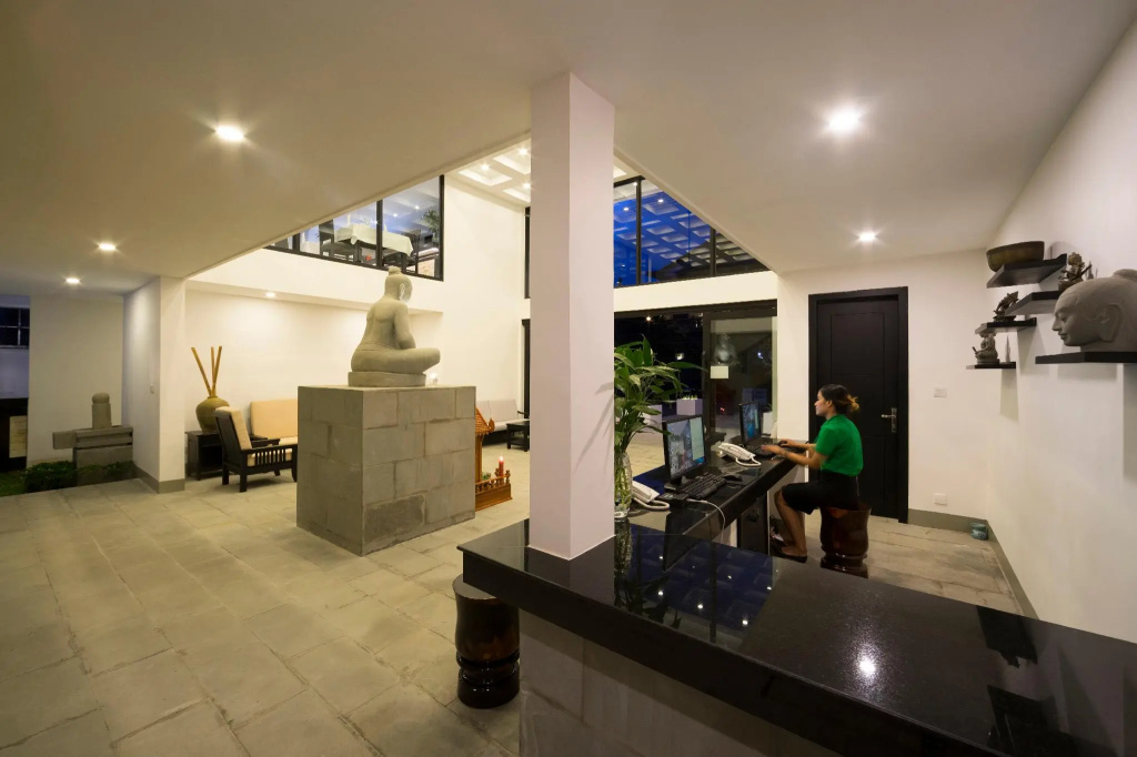 Lobby & Reception