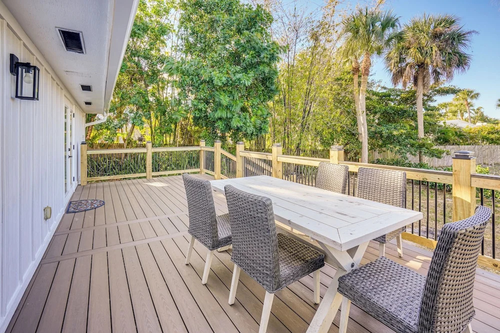 Deck + Pool Table! Walk to Dtwn Jensen Beach