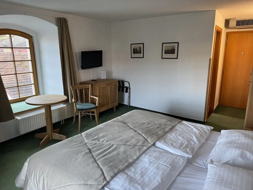 Standard Triple room with city view