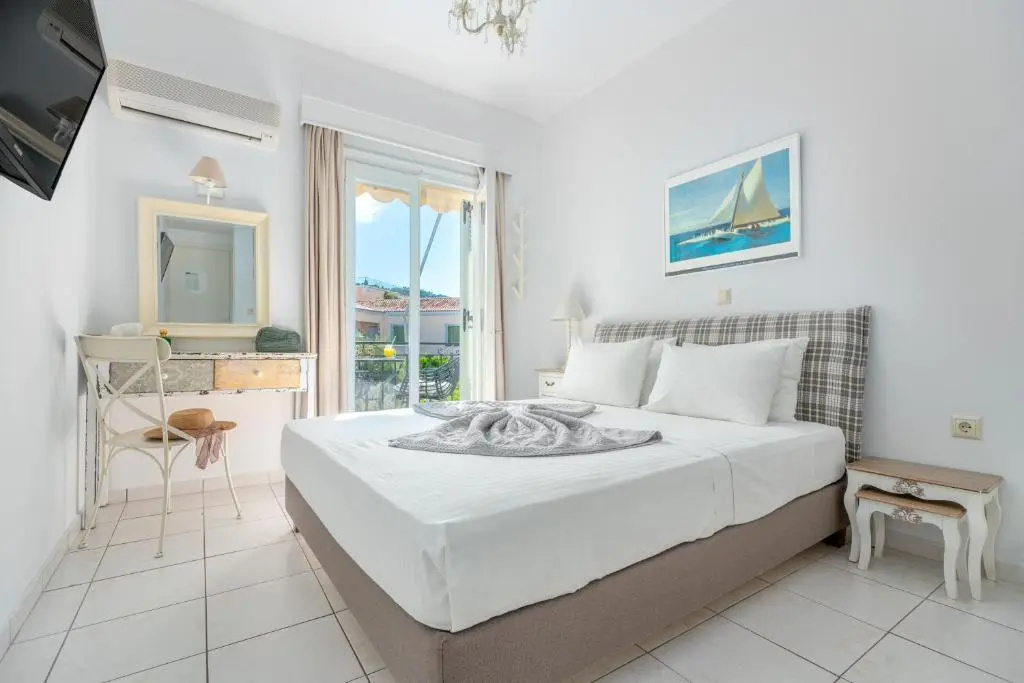 Standard Double room with partial sea view (full double bed)