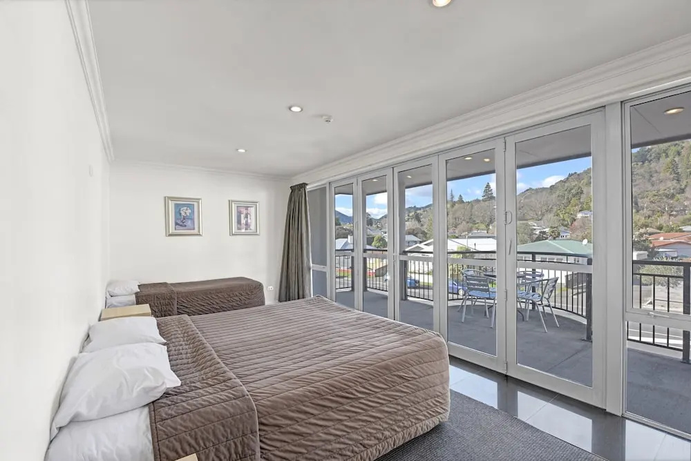 4 Bedrooms Executive Apartment