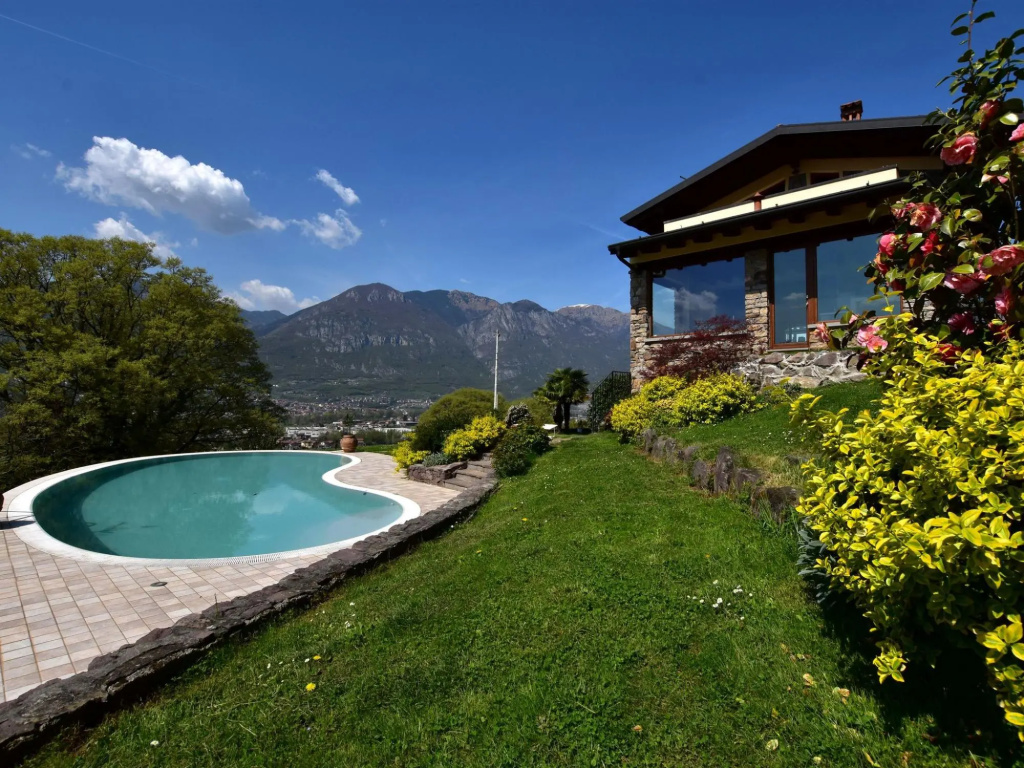 Apartment in 2-floor villa with swimming pool, equipped garden and lake view