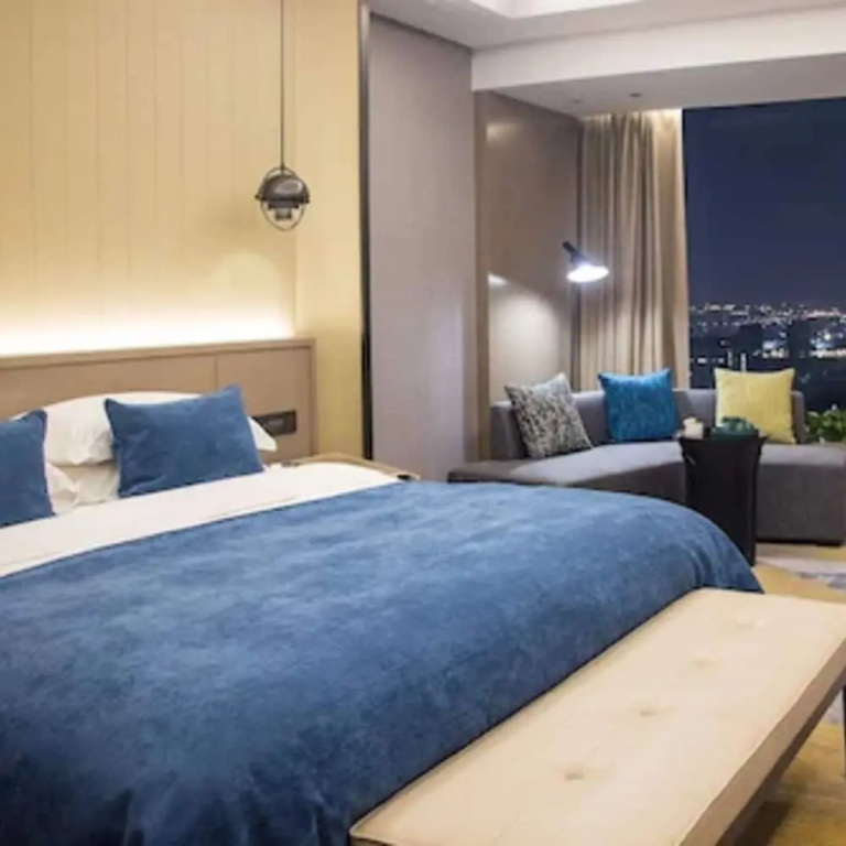 Executive Double Club room with lake view (full double bed)