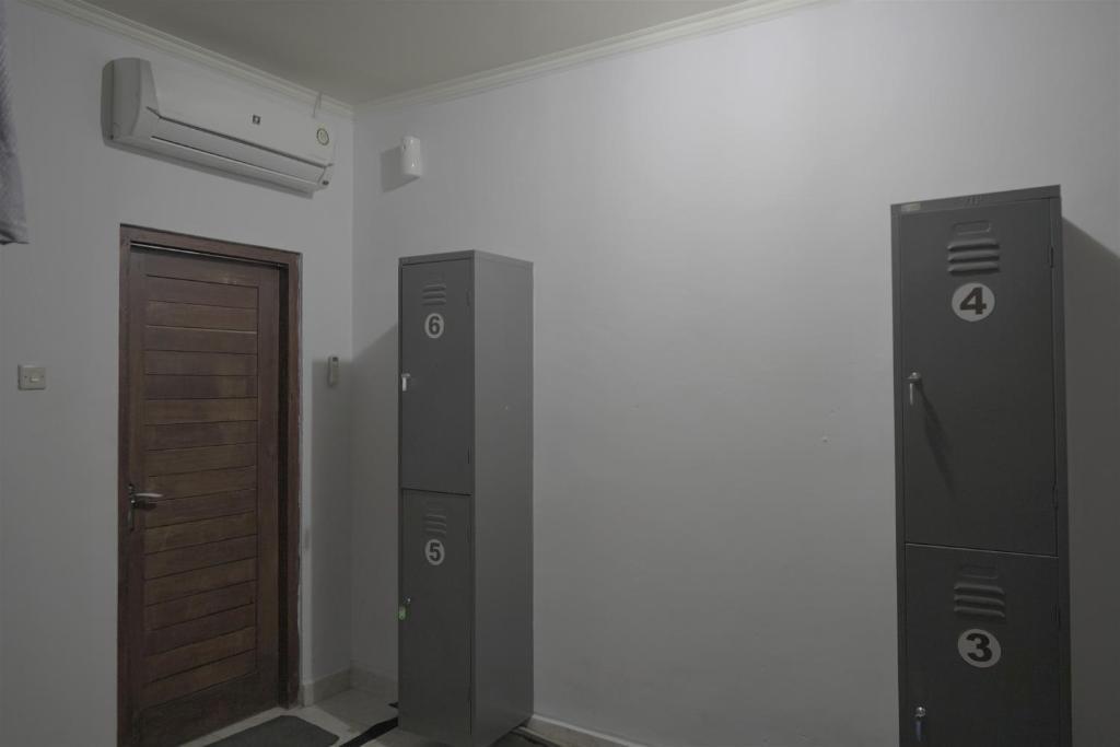 Кровать в общем номере с красивым видом из окна в Jero di Bisma Hostel