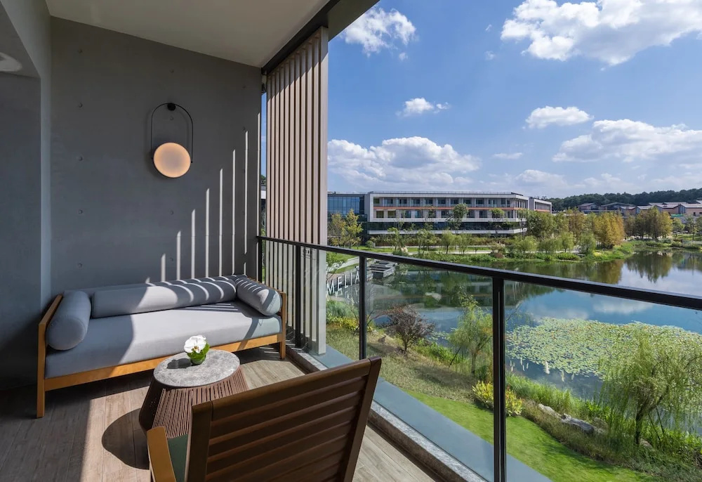 Suite with balcony and with lake view