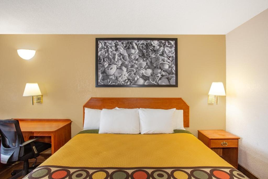 Super 8 by Wyndham North Palm Beach - Tap to explore photos