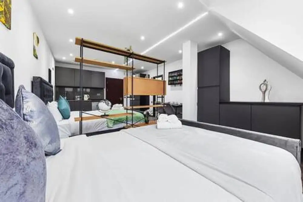 Modern Spacious Suite Sleeps 4 in Central London — фото