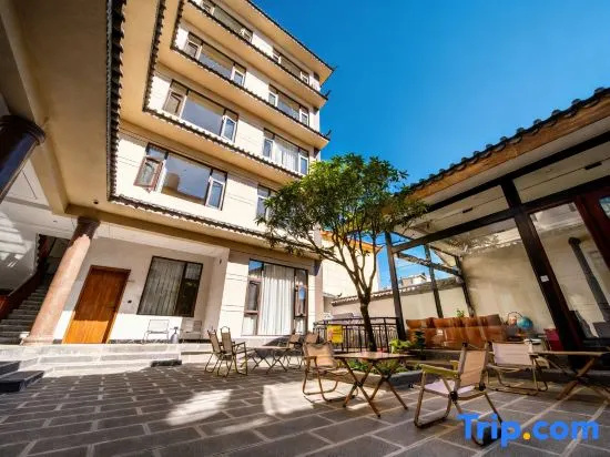 SnowPeak StarSnow Inn · Sunset Terrace Courtyard, Shuhe Ancient Town