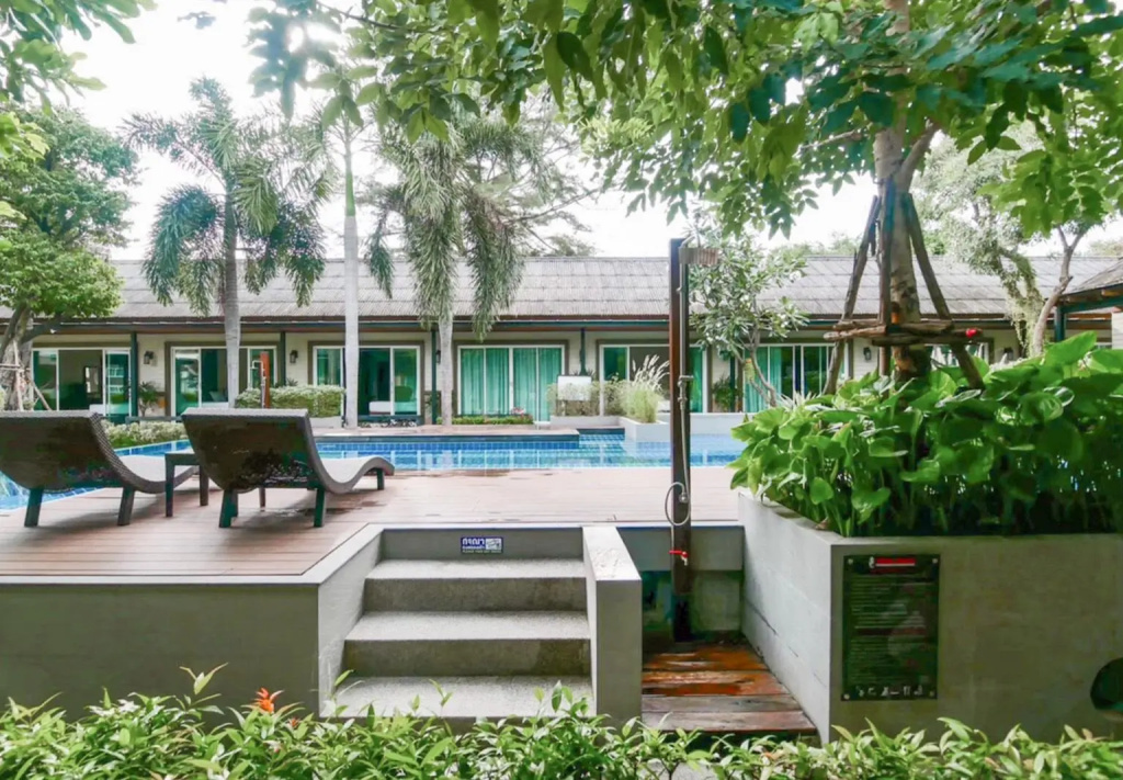 Standard room with pool view