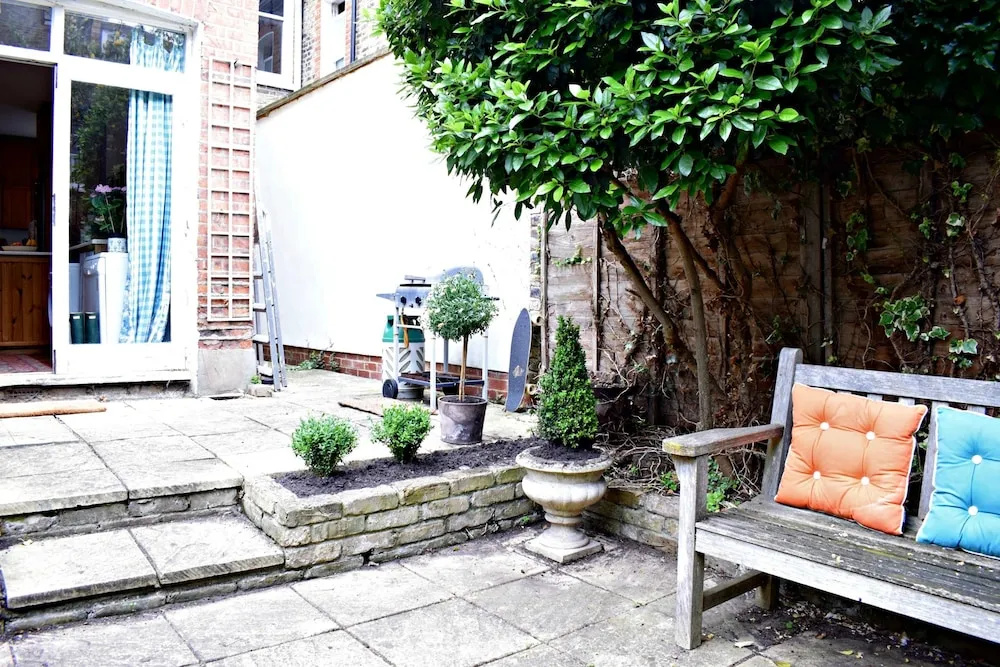 3 Bedroom Clapham Home With Patio