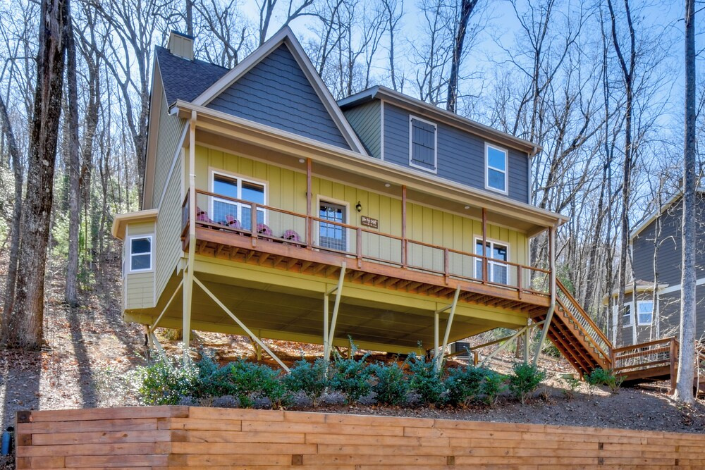 Mtn-view Getaway w/ Deck in Clayton: 1 Mi to Golf!
