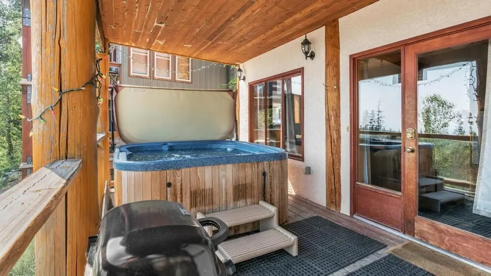 Cozy Nook - Cozy and Rustic with Private Hot Tub and a Nice View