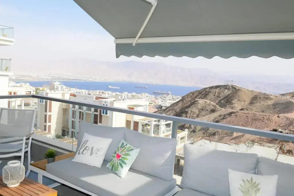 Gorgeous - Red rock and Sea view.